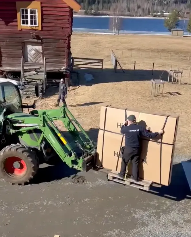 Levering hos bonden med traktor